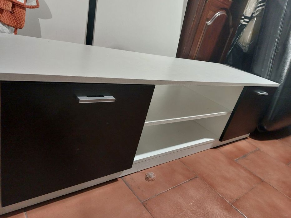 Vendo estes moveis estão bons so precisa de limpeza e  um movel so precisa de por parafusos na parte de trás do movel, vai com oferta do jarrao