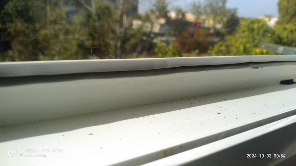 Замена оконного резинового уплотнителя .