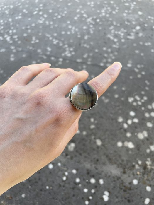 Anel com pedra iridescente