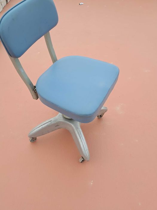 Cadeira tipo industrial muito altiga