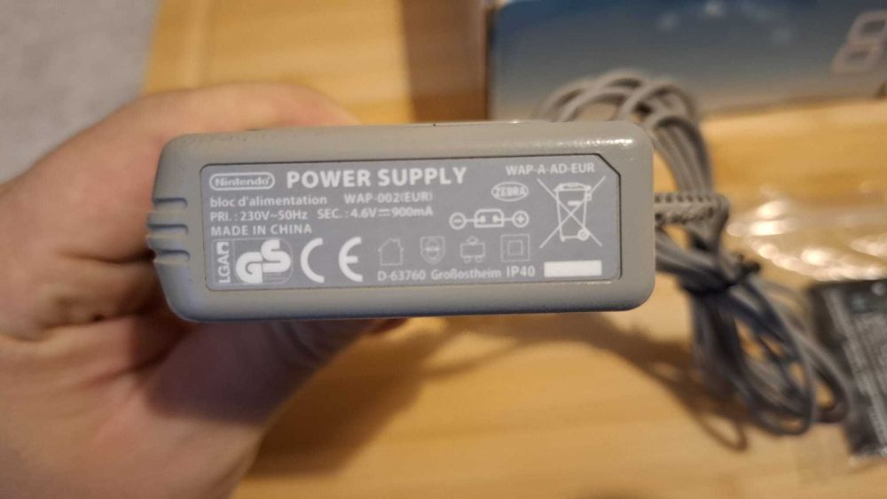 Nintendo 3DS desbloqueada + caixa original e acessórios