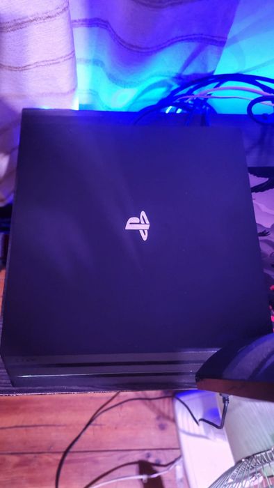 PlayStation 4 PRO , COMO NOVA, 3 JOGOS DE OFERTA! Comando e carregador incluídos!