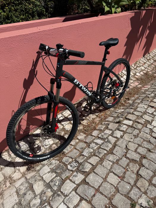 B’Twin Rockrider 540 XL – Suspensão Suntour, Travões de Disco Hidráulicos – Excelente Estado