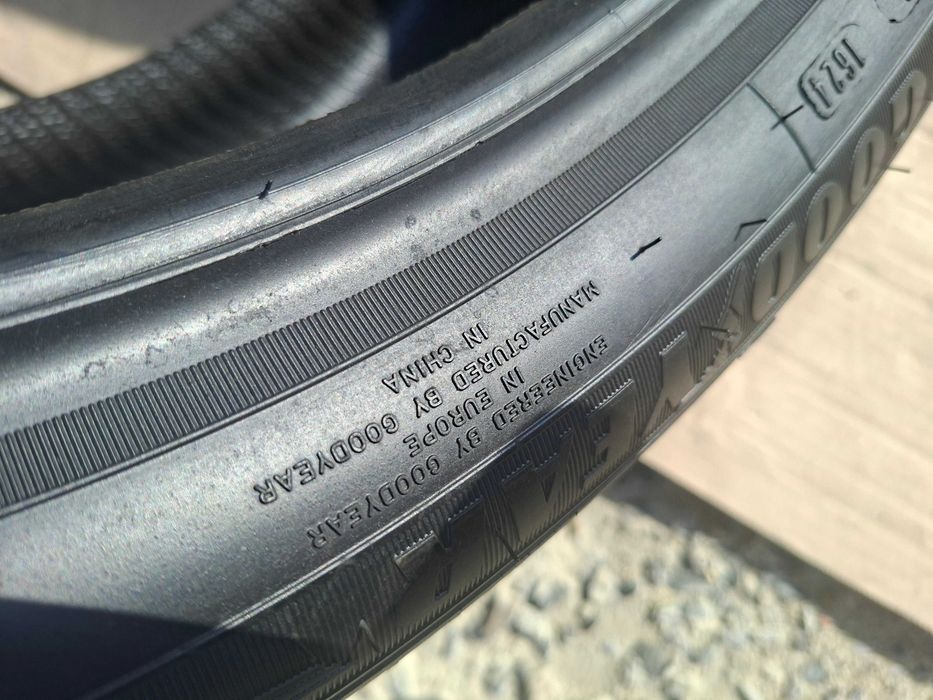 Шини Б/У Демо 2шт 245/40 R20 99V VOL Goodyear Efficient grip perfomance SUV .
