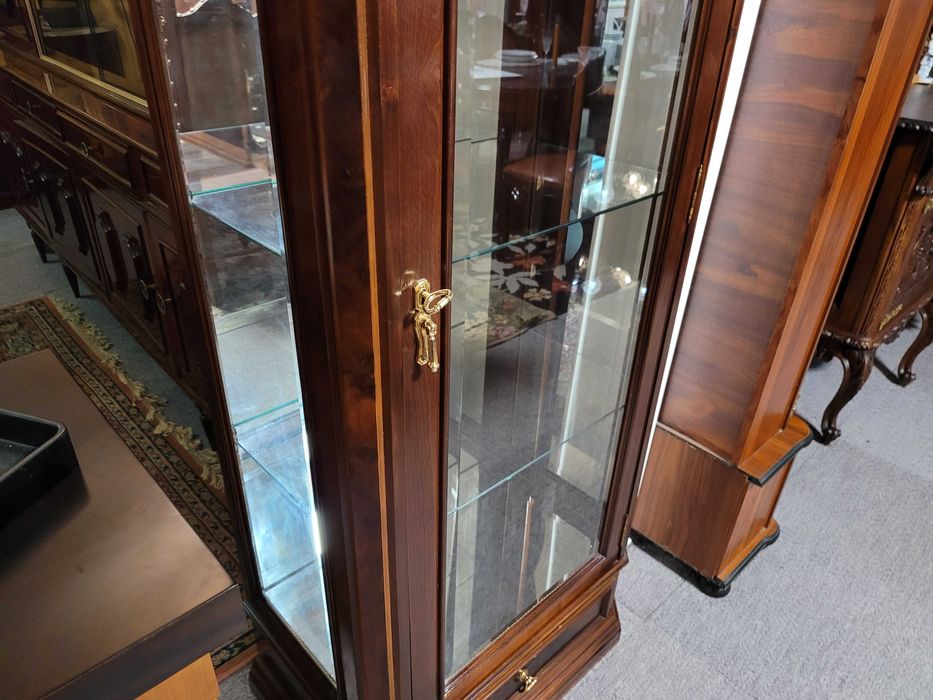 Cristaleira em madeira, prateleiras em vidro e fundo em es