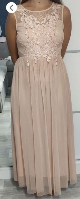 Długa suknia pudrowy kolor.