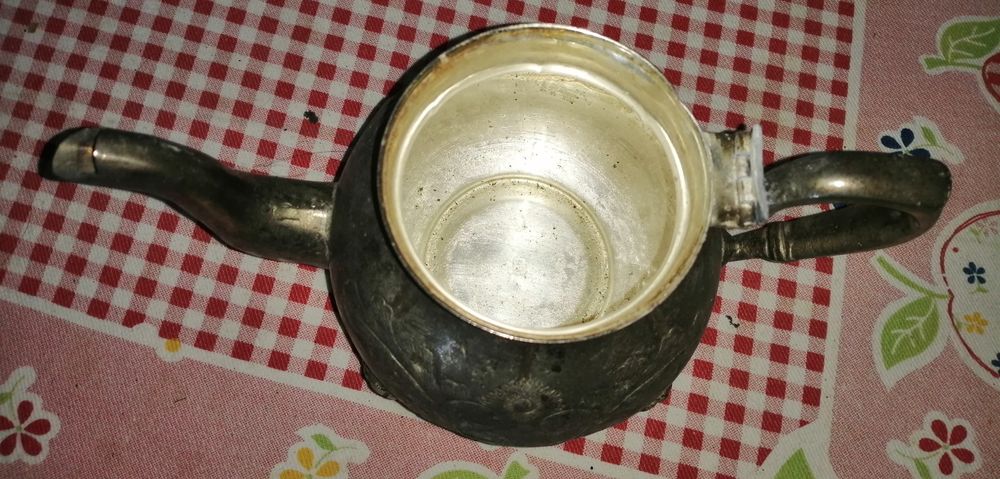 Duas peças de estanho