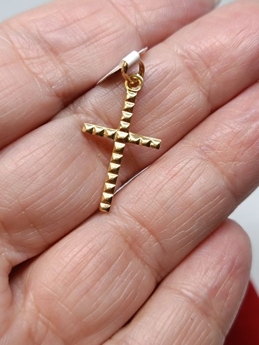 Złoty wisiorek krzyżyk ze wzorem, złoto próby 333