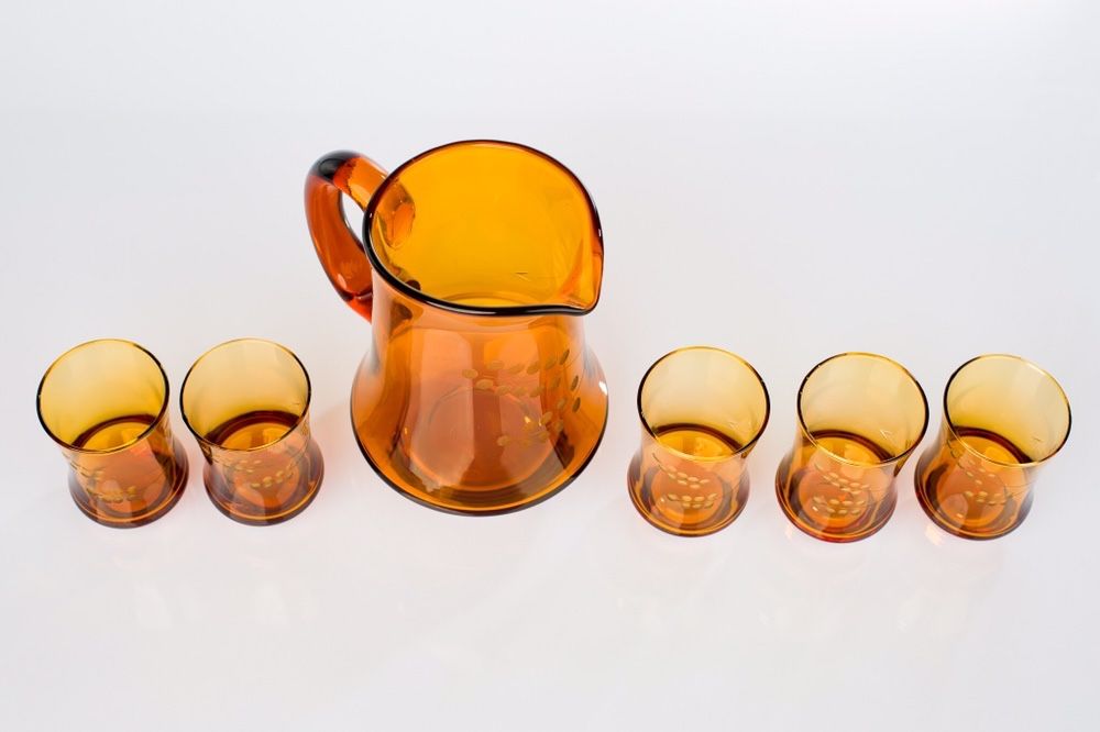Dzbanek plus szklanki z ręcznie formowanego szkła PRL