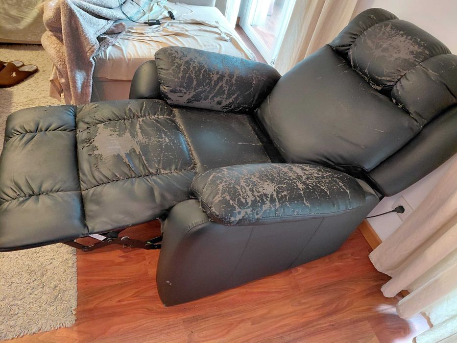 Ofereço sofá em pele individual eléctrico