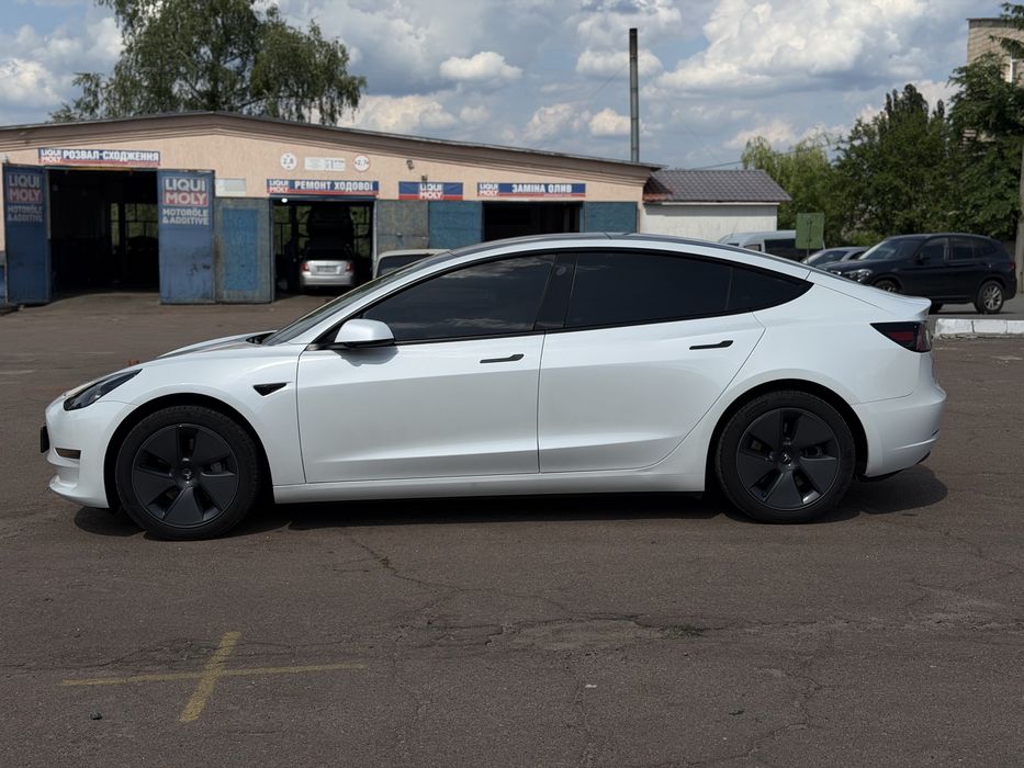 Tasla model 3 2022 рік Рест