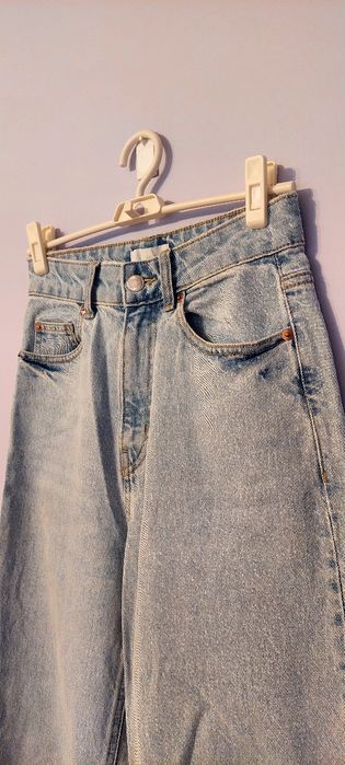 Wide High Jeans, wysoki stan, proste, szerokie nogawki i przetarcia