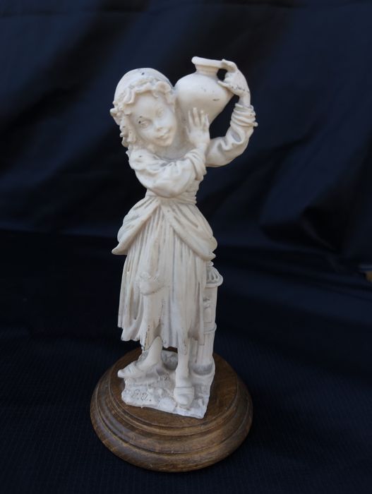 Mala figurka G. A.