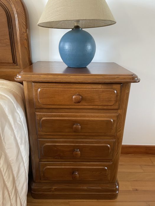 Cama  casal e outros em madeira castanho  maciço