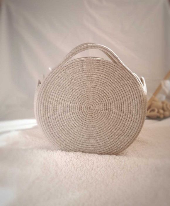 Жіноча кругла сумочка з плетеним ременем через плече. Handmade