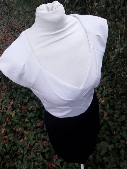 Elegancka mała czarna biała sukienka dekolt V wełna Reserved S M