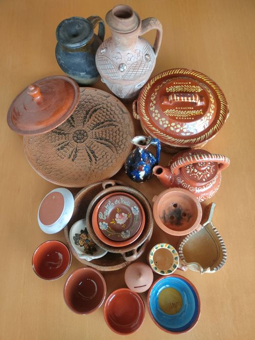 Conjunto de loiça antiga em cerâmica.