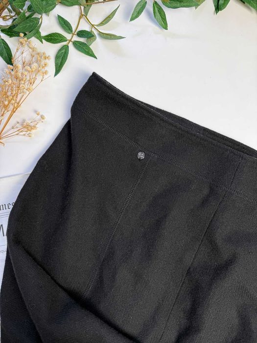 Elegancka czarna spódnica z wełną 25% wool office