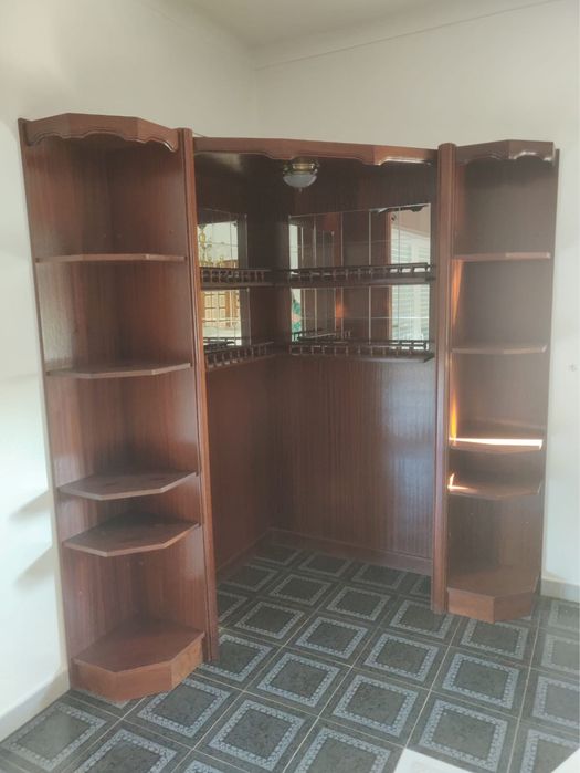 Bar completo com mesa central