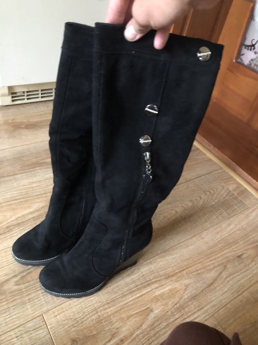 Продам зимові замшеві чоботи.