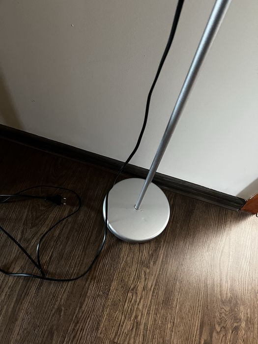 Lampa stojąca z żarówką