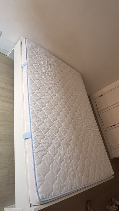 Cama branca + colchão