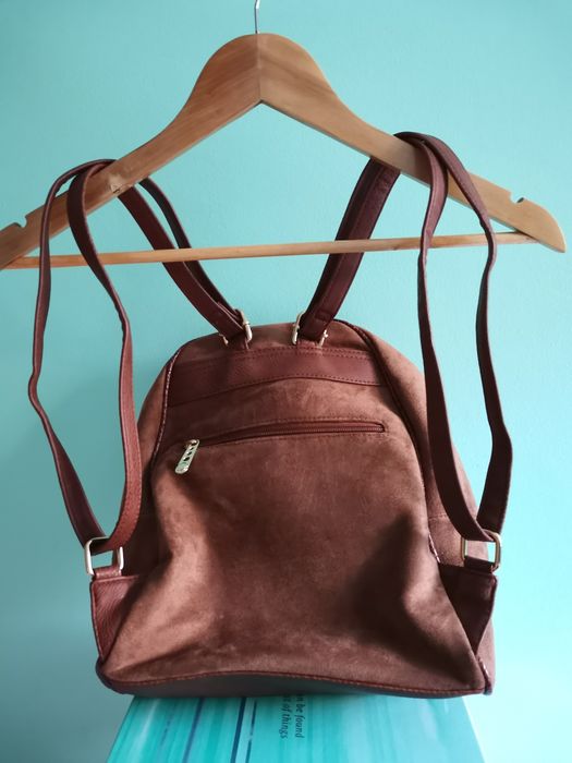 Mochila castanha com detalhes dourados64285106784001123