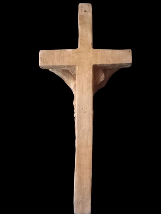 Crucifixo em madeira feito a mão - artesanato português assinado