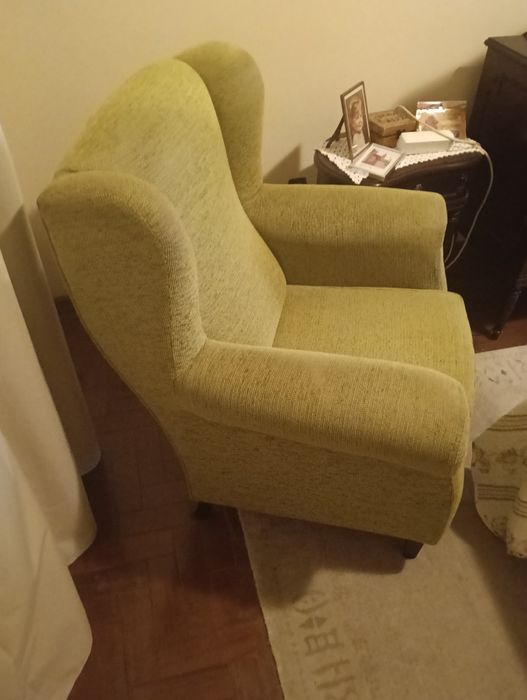 2 sofás poltronas em tecido ( tipo bombazine) verde claro