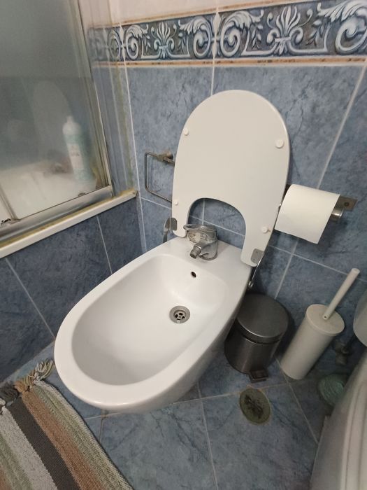 Bidé com tampa (banco)