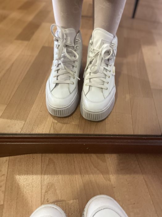 Кросівки жіночі