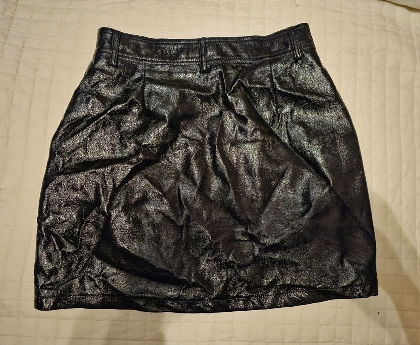 Лакова чорна спідниця