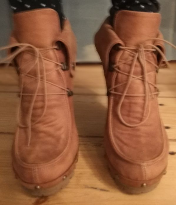 Włoskie, ocieplane, carmelowe botki