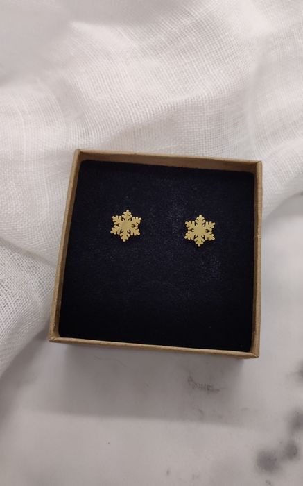 Nowe złote kolczyki śnieżynki, płatki śniegu