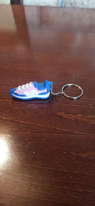 Breloczek w kształcie buta sportowego