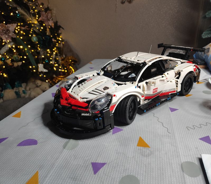 Собранная модель Lego Porsche RSR