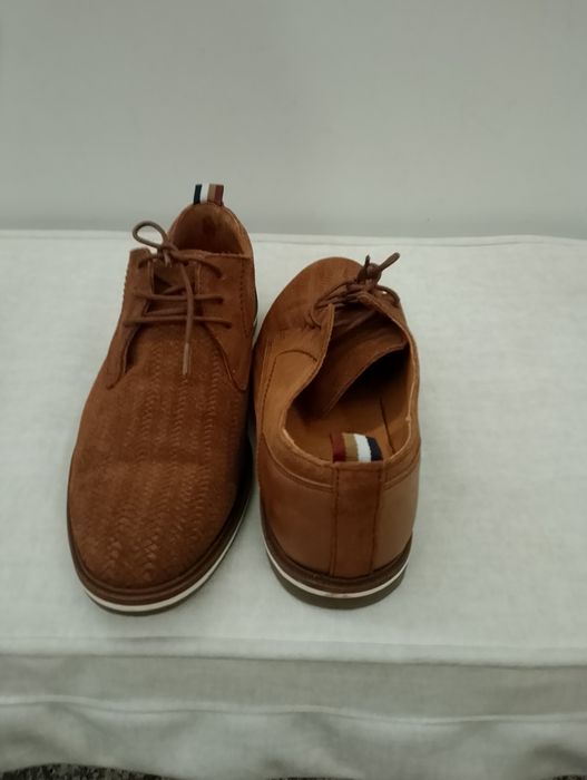 Sapatos tamanho 42 

- Material exterior em camurça.
- Fecho com atacadores.
- Sola com detalhe em branco.