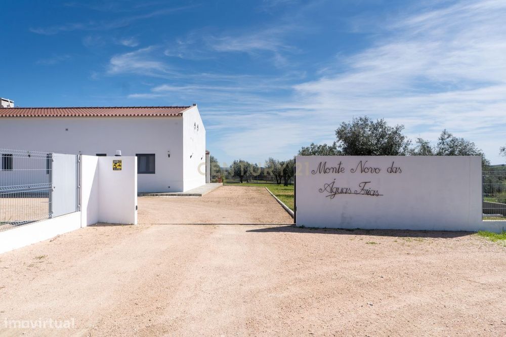 Monte Alentejano T3 Autónomo | Energia Solar e Olival junto ao Alqueva