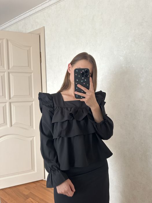 Чорна блузка з рюшами