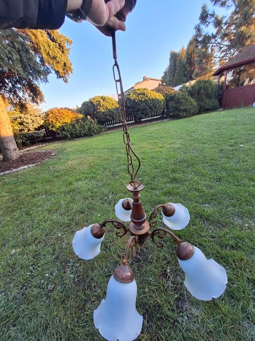 Żyrandol z epoki PRL klosze mleczne