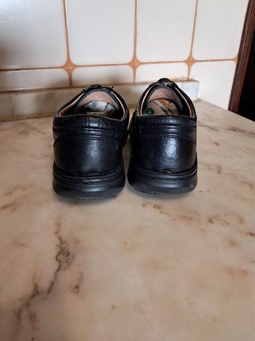 Sapatos de homem preto em pele