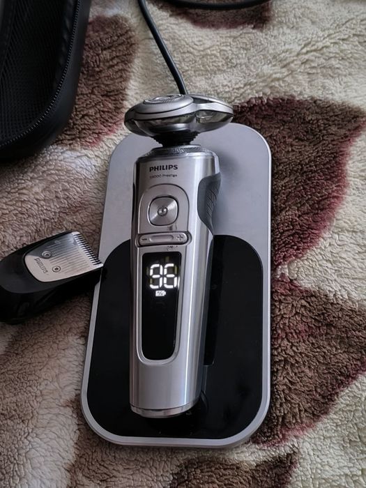 Електробритва Philips Shaver S9000 Prestige SkinIQ в рабочем состоянии
