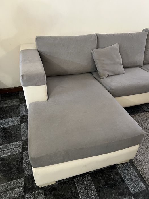 Sofa cinza e branco