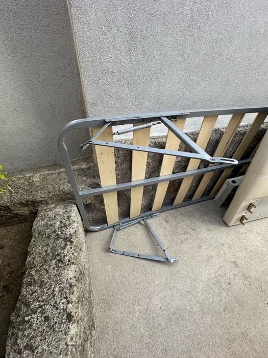Cama completa + estrado maio ou menos funciomante + tampo do chao