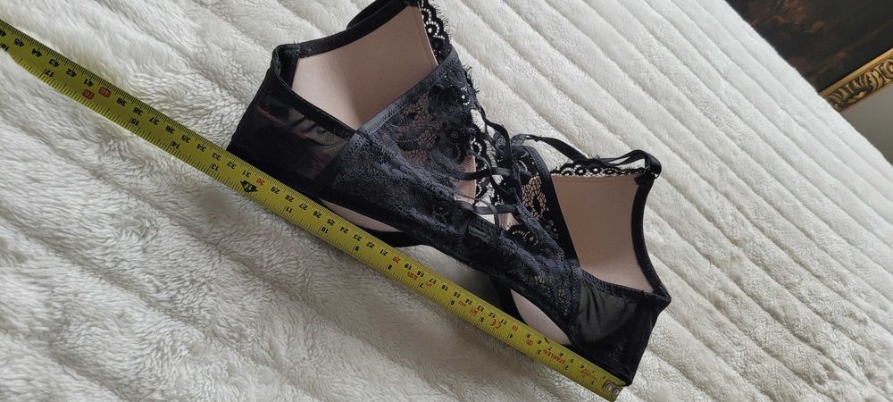 Czarny biustonosz push-up zapinany z przodu Hunkemöller,roz 75C