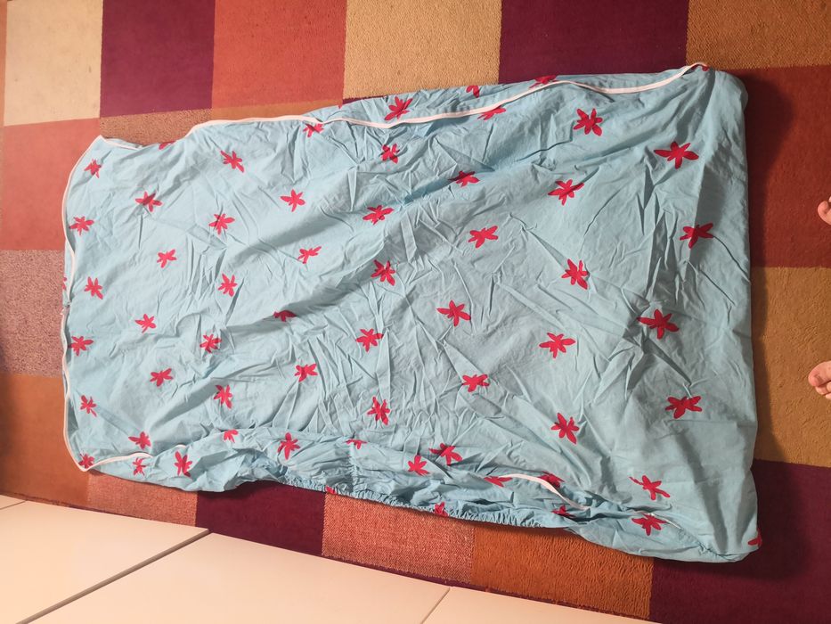 Conjunto de edredão e dois conjuntos de cama. Indicados para beliche..