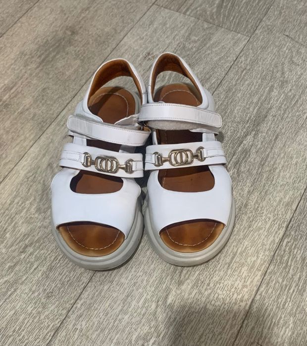 Білі босоніжки Estro шкіра