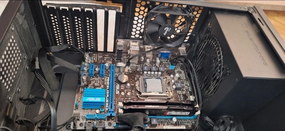 komputer bez karty graficznej oraz dysku