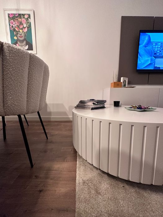 Matte White Lacquered Round Center Table64285349845634122