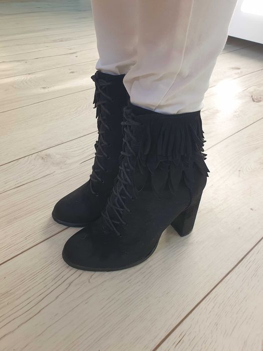 Wiosenne czarne botki na obcasie
